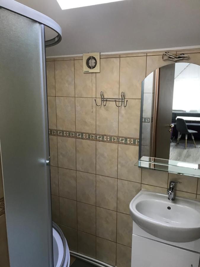 Міни-Хостел Родинного Типу Dubai Úzhgorod Exterior foto